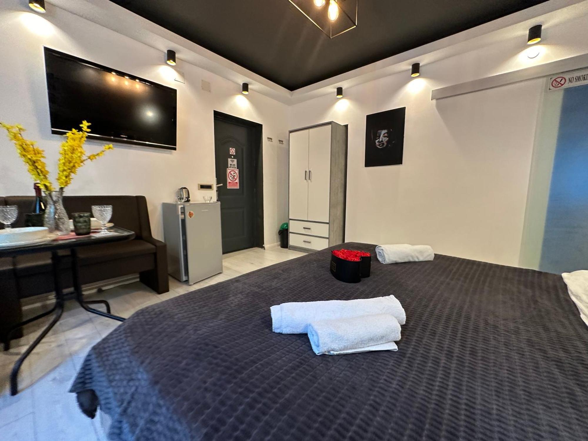 The Fame - Modern Studio In Top Location & Parking Craiova Bagian luar foto