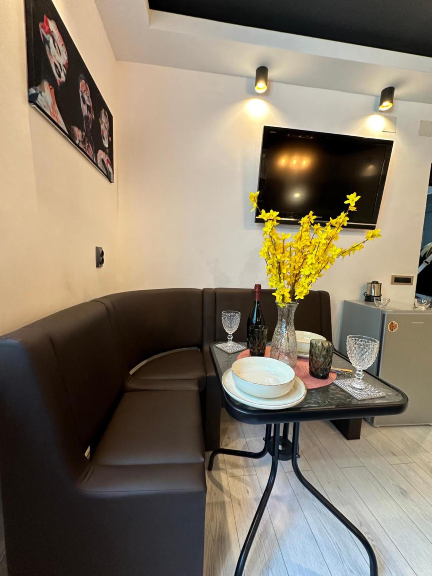 The Fame - Modern Studio In Top Location & Parking Craiova Bagian luar foto