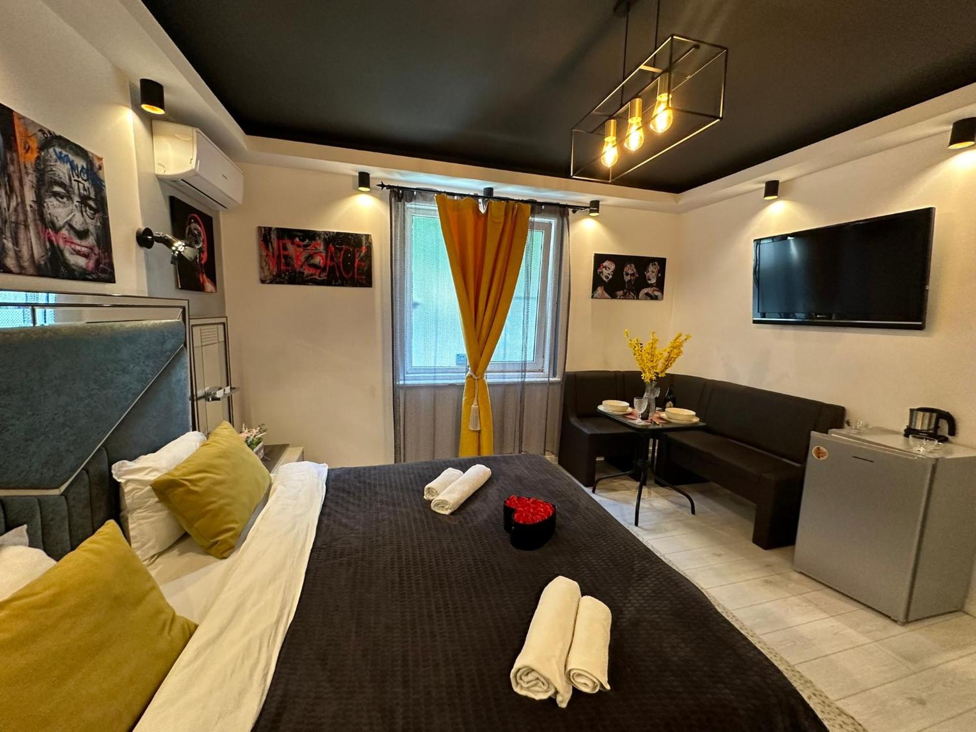 The Fame - Modern Studio In Top Location & Parking Craiova Bagian luar foto