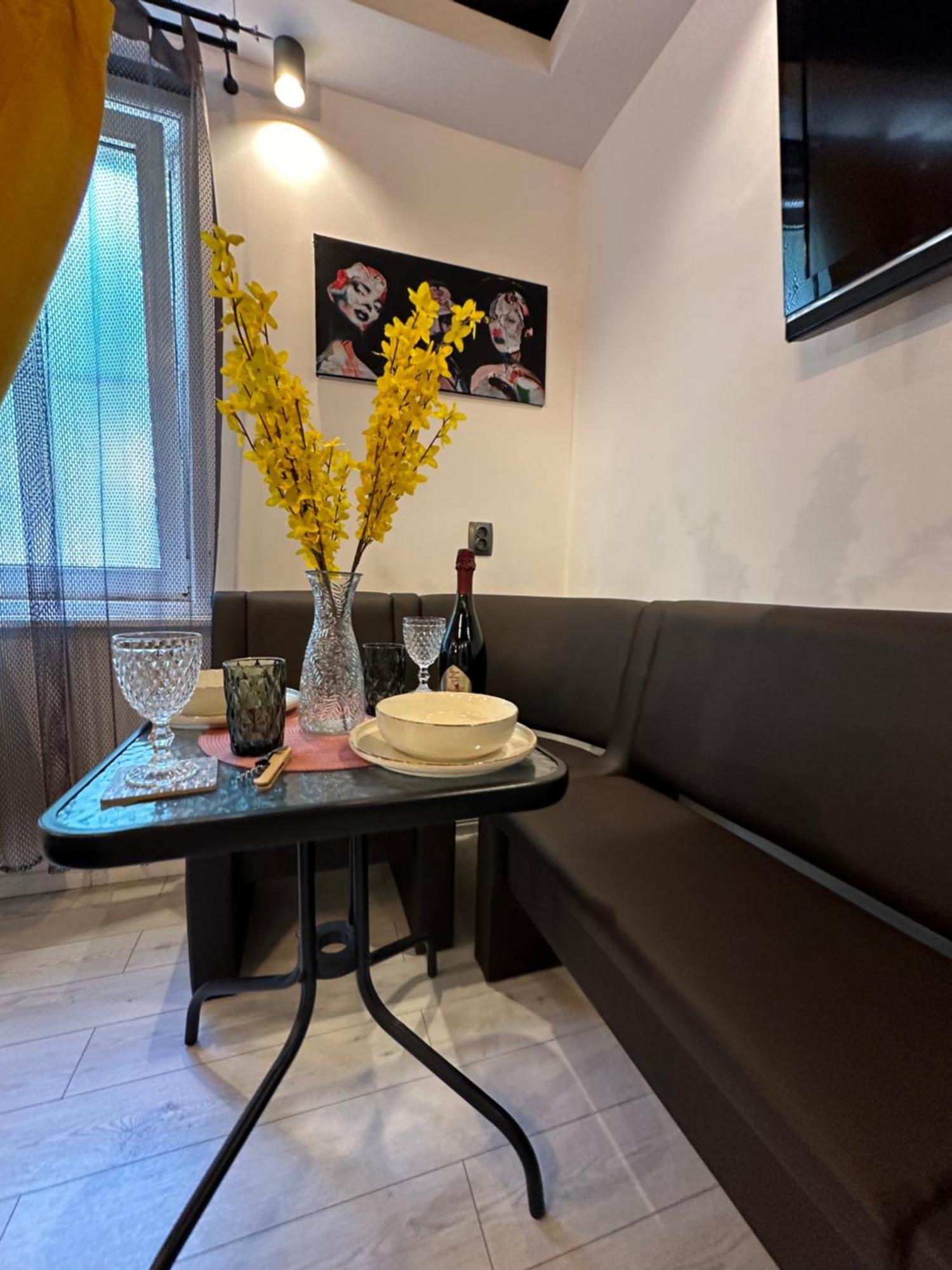 The Fame - Modern Studio In Top Location & Parking Craiova Bagian luar foto