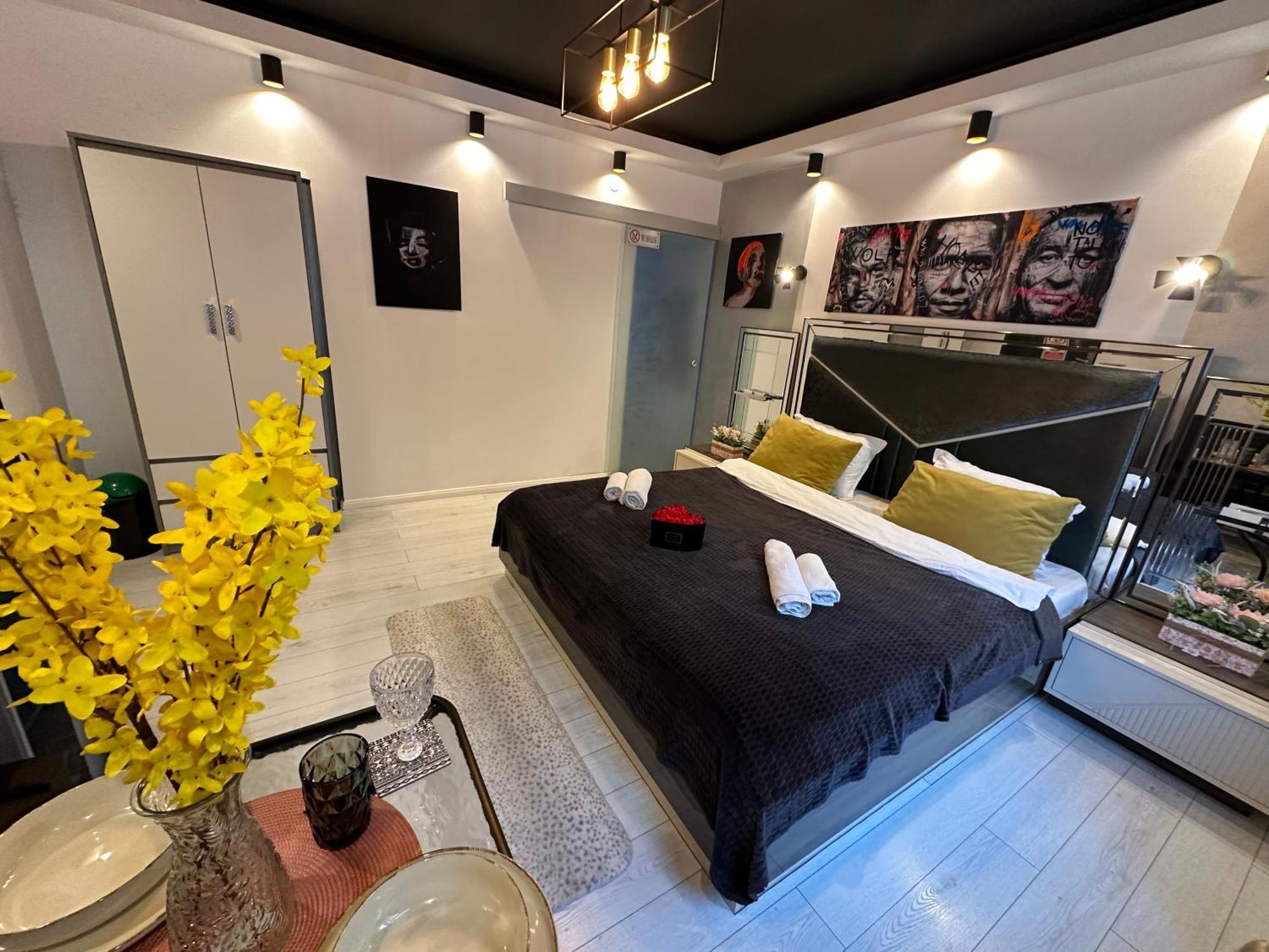 The Fame - Modern Studio In Top Location & Parking Craiova Bagian luar foto