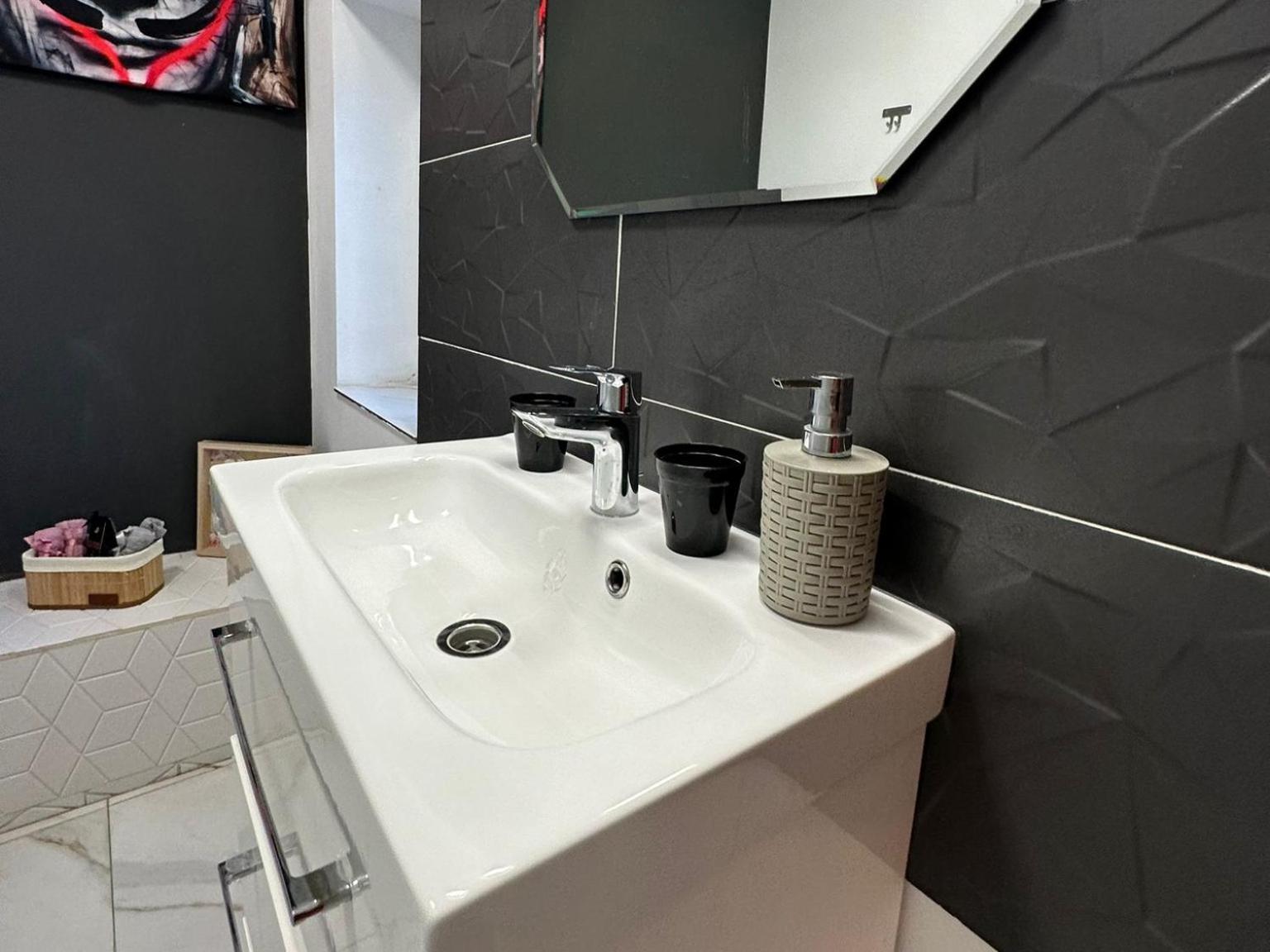 The Fame - Modern Studio In Top Location & Parking Craiova Bagian luar foto